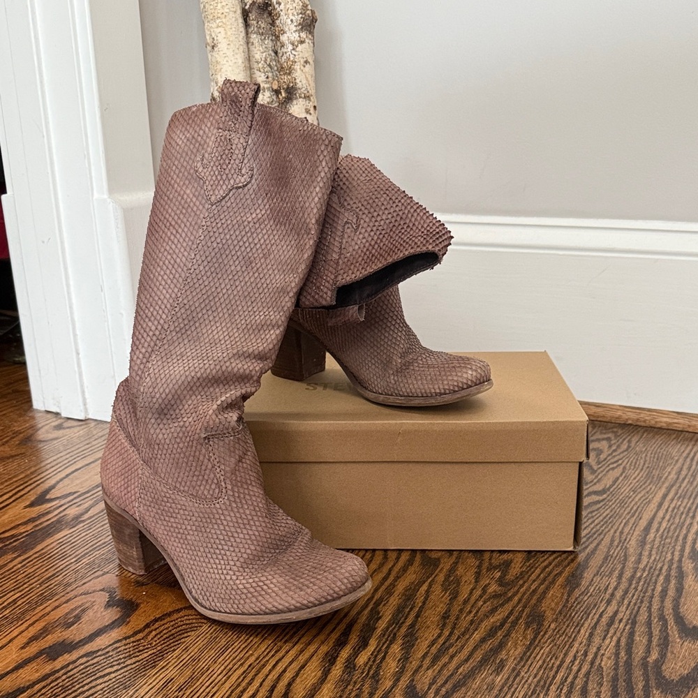 Boutique Felmini Elegant Brown snake Textured Heeled Boots